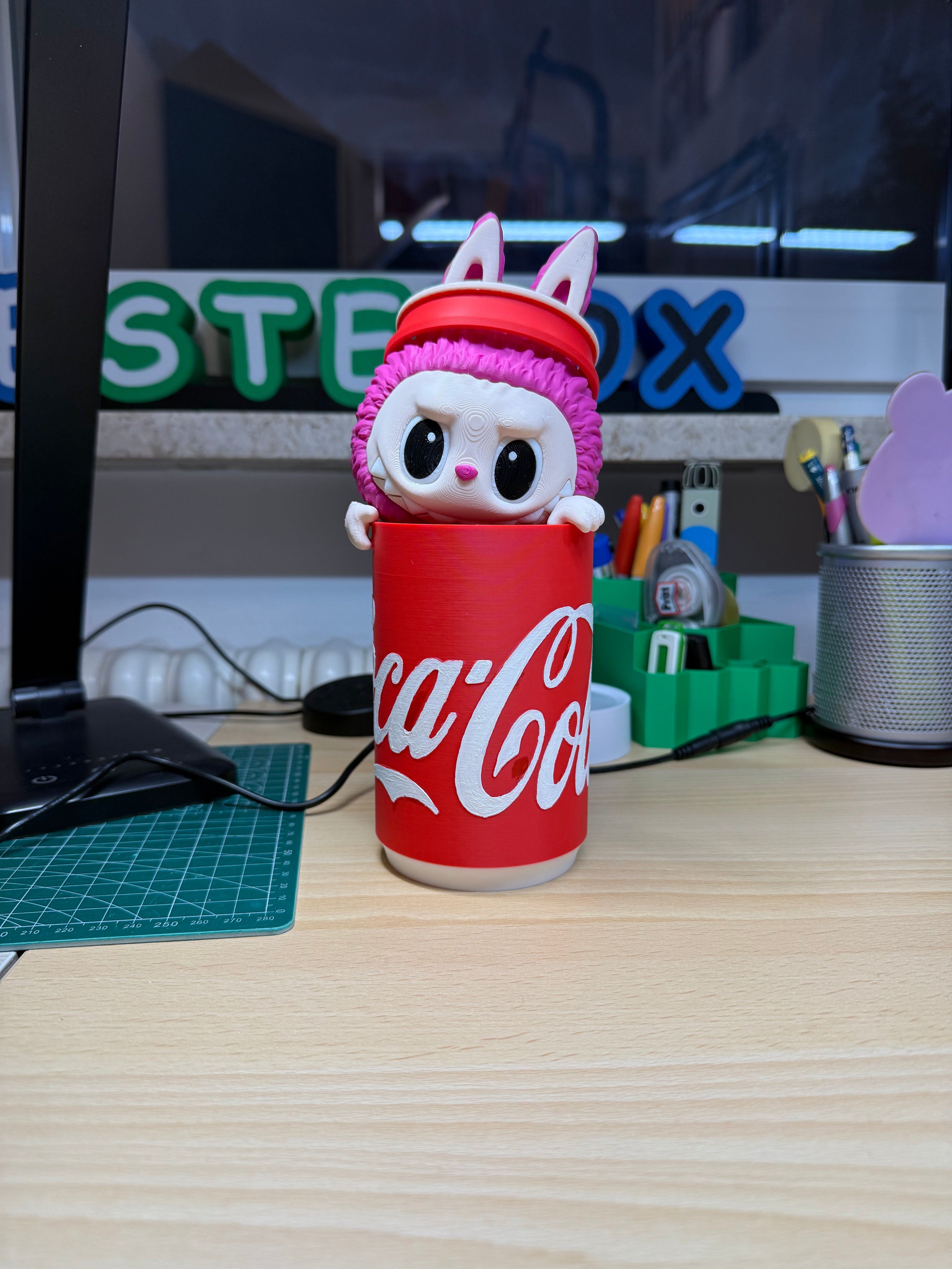 🥤 Labubu caché dans une canette de Coca – 24 cm – Imprimé en 3D 🍓