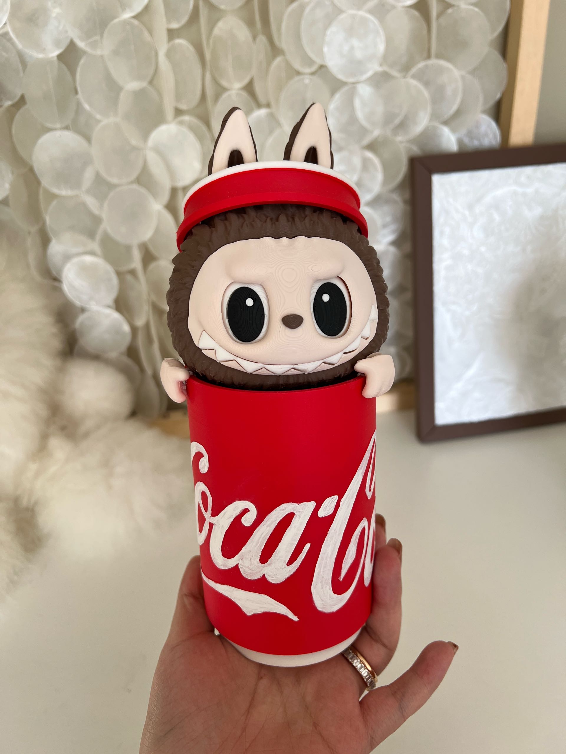 🥤 Labubu caché dans une canette de Coca – 24 cm – Imprimé en 3D 🍓