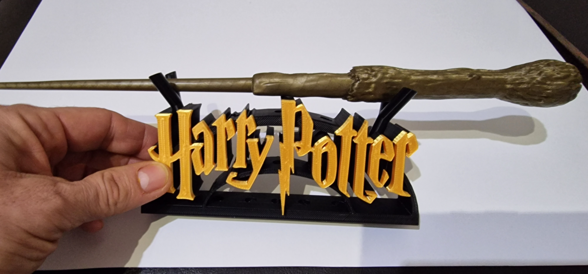 🪄 Support de baguette magique – Harry Potter avec une baguette ⚡