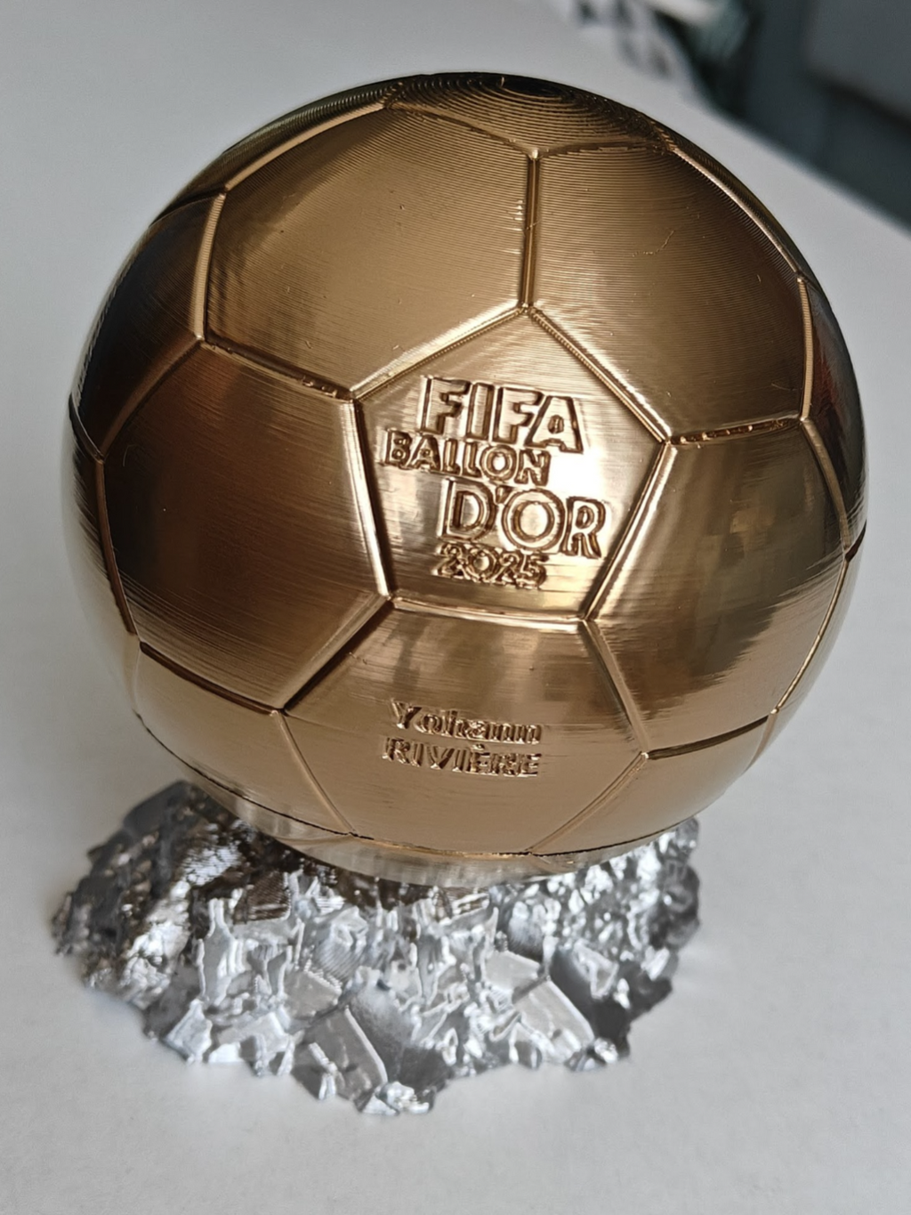 🏆 Ballon d’Or 2025 – Réplique décorative 15 cm avec support 3D personnalisable 🏆