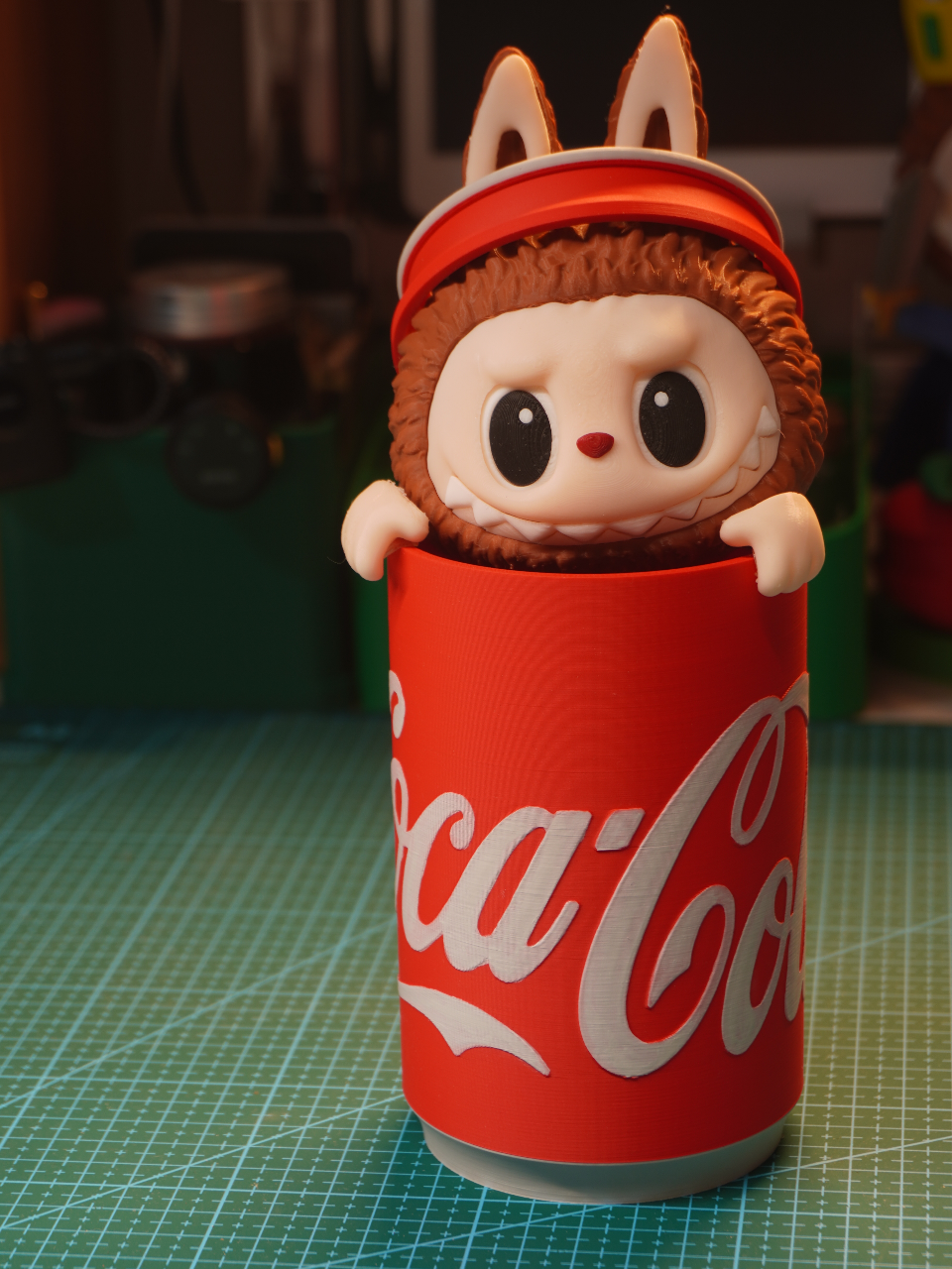 🥤 Labubu caché dans une canette de Coca – 24 cm – Imprimé en 3D 🍓