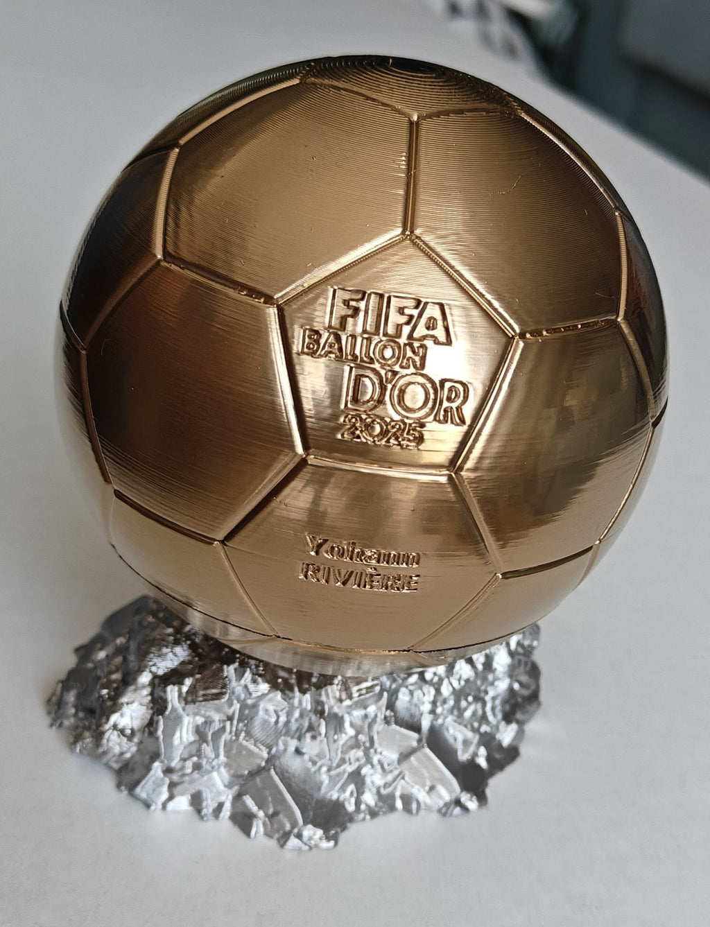 🏆 Ballon d’Or 2025 – Réplique décorative 15 cm avec support 3D personnalisable 🏆