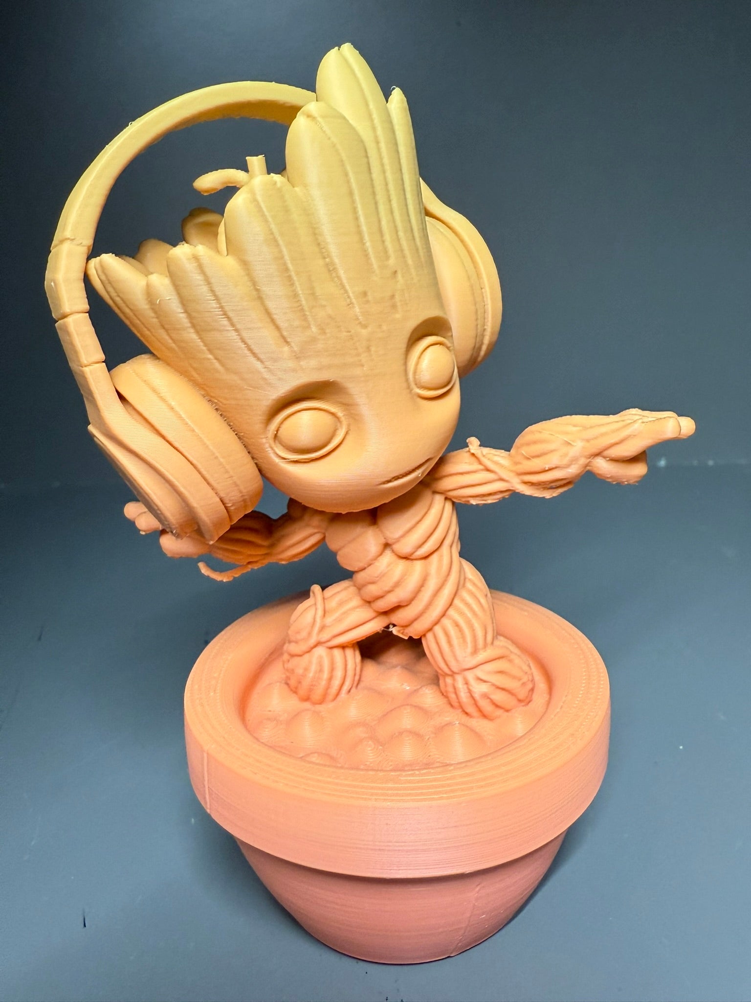 🎧 Figurine Baby Groot avec casque – Impression 3D personnalisée